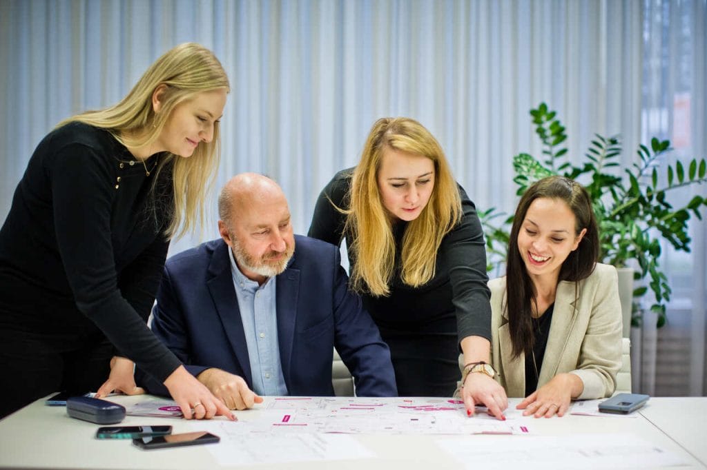 Robocze spotkanie zespołu MEBLE POLSKA. Od lewej: Wiktoria Siłacz, Tomasz Wojciechowski, Weronika Jakubowska, Paulina Nowakowska.