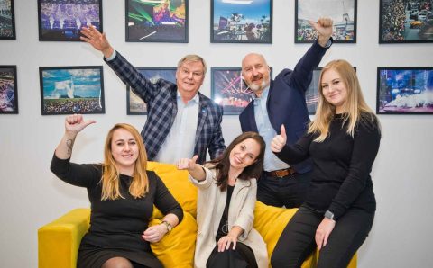 Zespół targów MEBLE POLSKA. Od lewej: Weronika Jakubowska, Józef Szyszka, Paulina Nowakowska, Tomasz Wojciechowski, Wiktoria Siłacz.