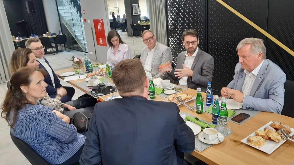 Józef Szyszka z przedstawicielami zagranicznych mediów meblarskich w trakcie targów MEBLE POLSKA.