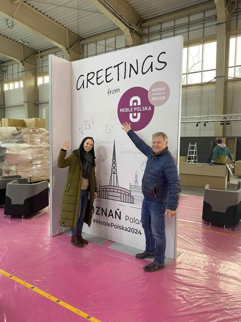 Paulina Nowakowska i Józef Szyszka przy ściance do selfie w trakcie montażu stoisk targowych.