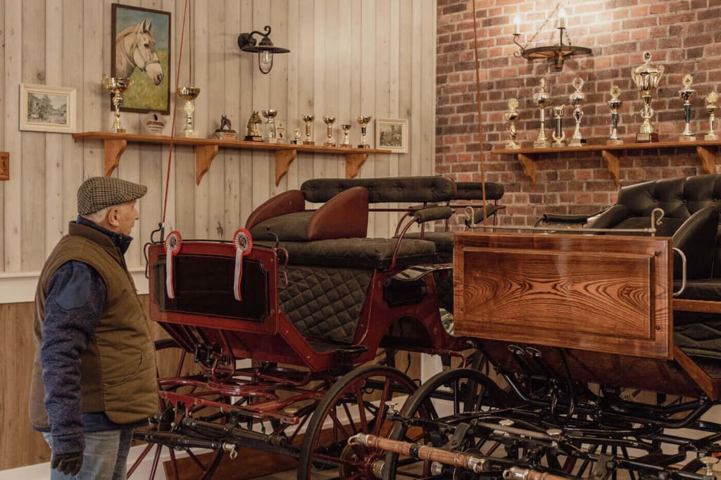 W powozowni znajduje się aktualnie 13 bryczek, głównie z Polski, ale także z Niemiec, Francji i Wielkiej Brytanii.