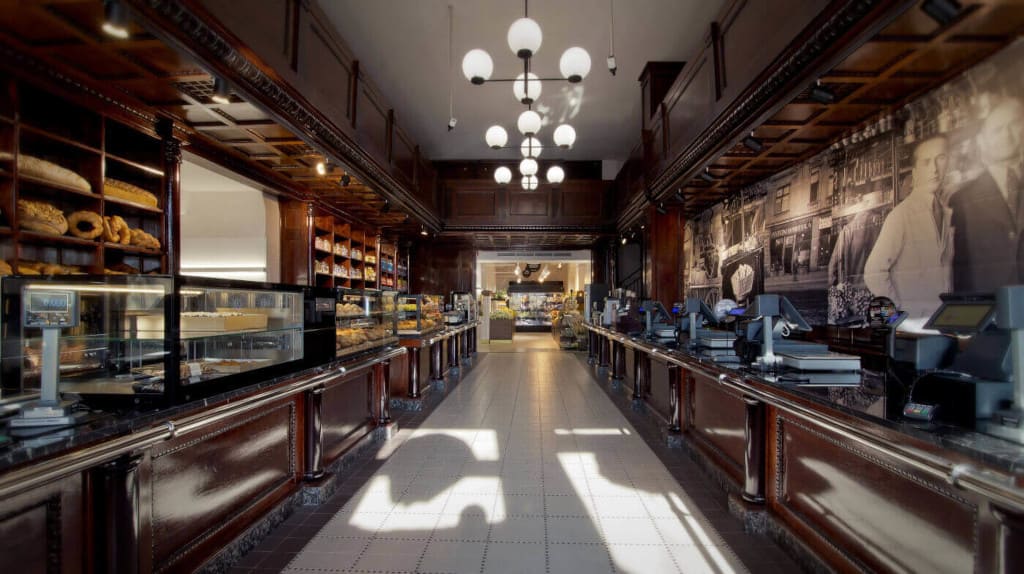 Aleksandra Grzonka: projekt wnętrz sklepu sieci Biedronka, który został zrealizowany w dawnych Delikatesach Antoniego Hawełki, w Pałacu Spiskim na krakowskim rynku.