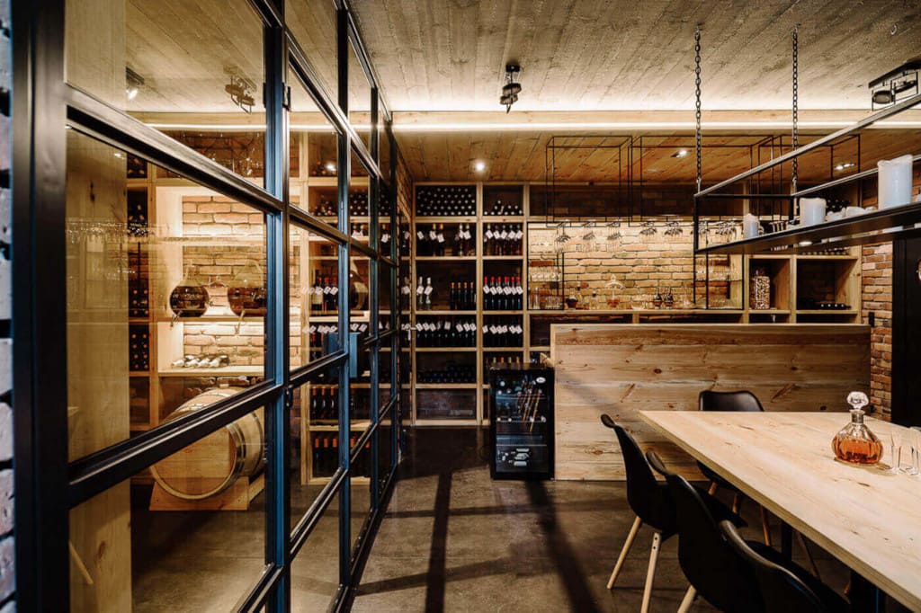 Realizacja projektu wnętrz prywatnej piwnicy na wino, proj. Aleksandra Grzonka.
