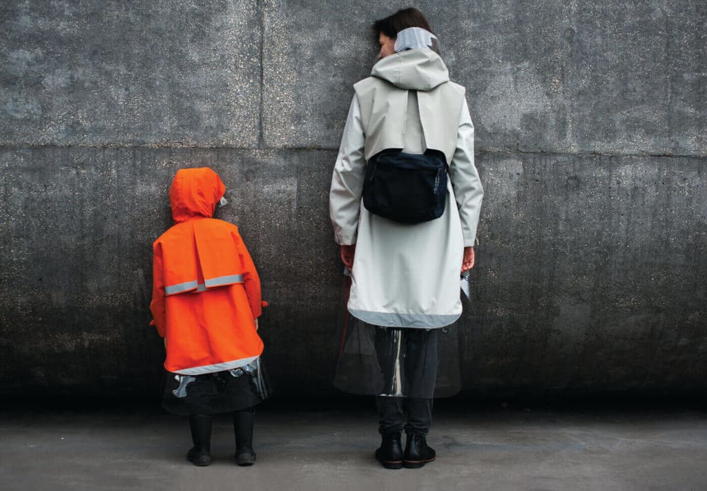 „Dżodżu”, projekt Joanny Krokosz. Projekt uniwersalnego okrycia przeciwdeszczowego powstał w wyniku analizy potrzeb różnych grup użytkowników: osób starszych i dzieci.