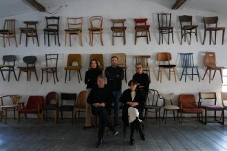 Zespół Folwarku Edwardowo. Od lewej siedzą: Marek Owsian i Jolanta Usarewicz-Owsian, od lewej stoją: Katarzyna Hryniewiecka, Jakub Owsian, Anna Owsian.