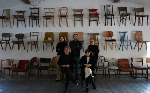 Zespół Folwarku Edwardowo. Od lewej siedzą: Marek Owsian i Jolanta Usarewicz-Owsian, od lewej stoją: Katarzyna Hryniewiecka, Jakub Owsian, Anna Owsian.