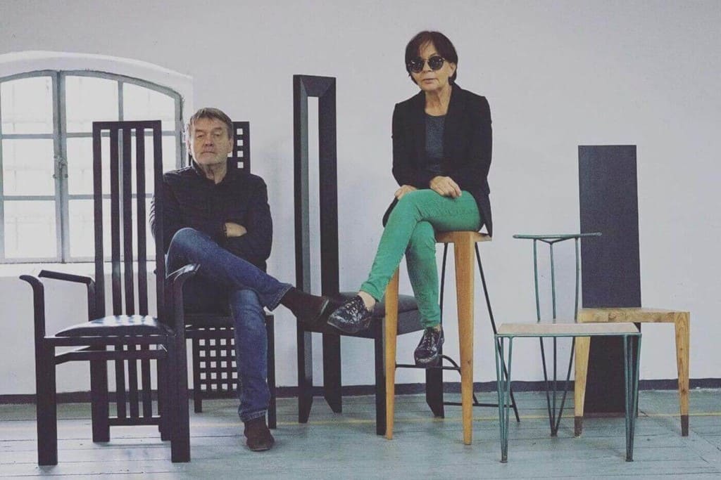 Przed wystawą krzeseł z lat 80.