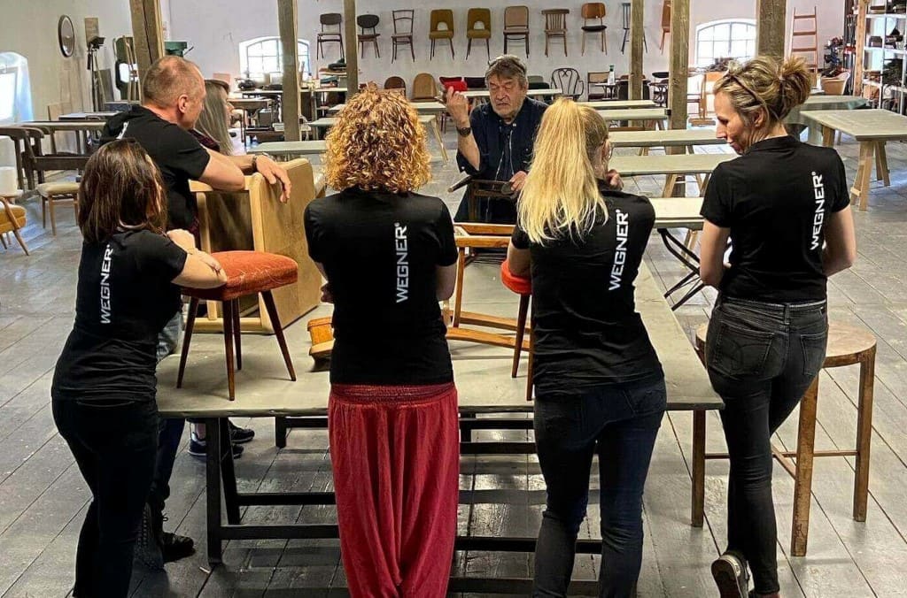 Warsztaty renowacji mebli dla pracowników firmy Wegner.