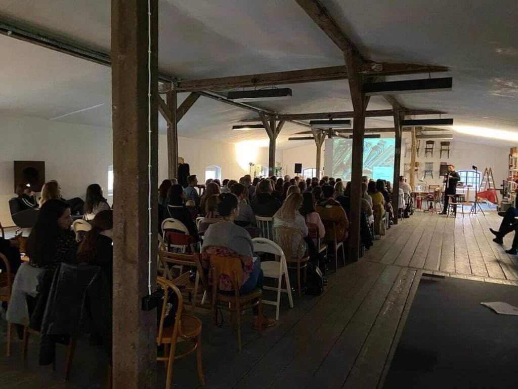 Wykład dotyczący renowacji mebli.