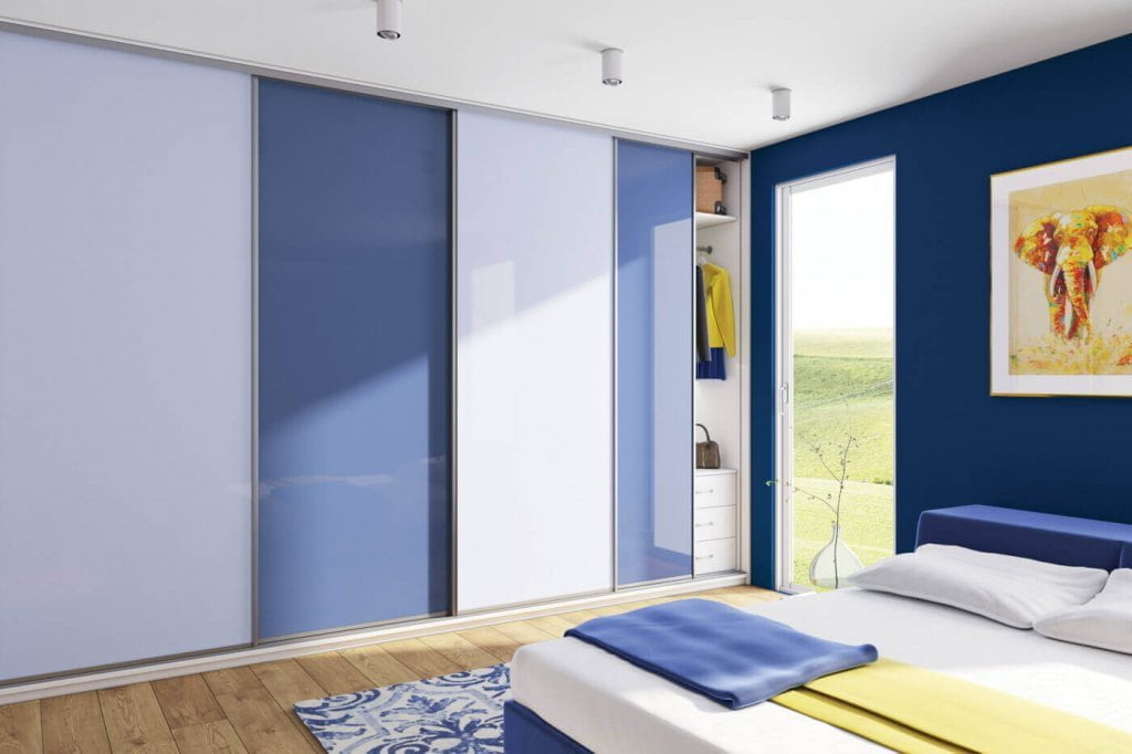 Przykład zastosowania niebieskiej płyty Hubertus Super Połysk w systemie drzwi przesuwnych.