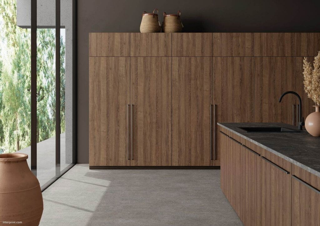 W dekorze „Vidar” firmy Interprint, inspirowanym malowniczym drewnem dębowym, naturalność znajduje swój pełen wyraz.