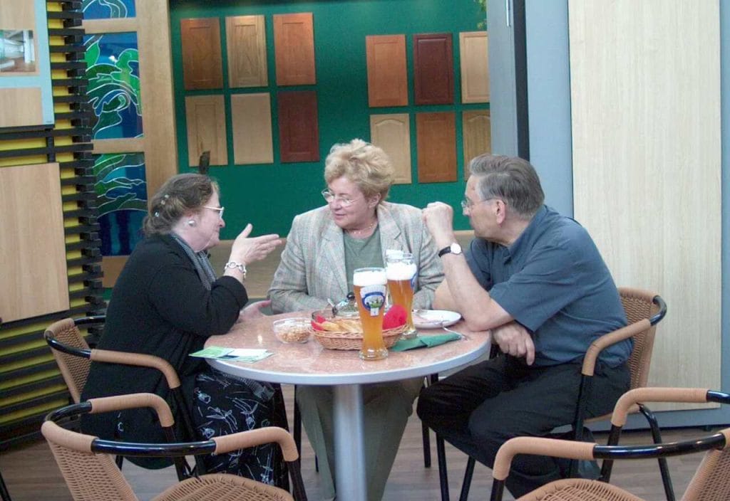 Bawarskie specjały na stole na stoisku Schattdecor.