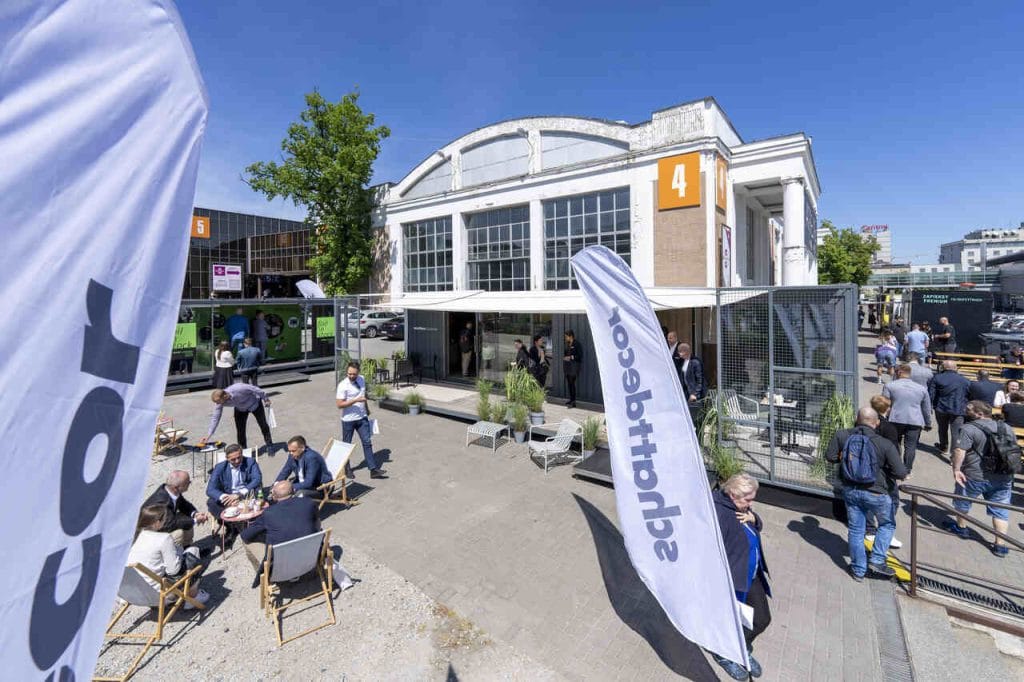 Podczas targów MEBLE POLSKA 2022 Schattdecor wystawił się na zewnątrz, przy pawilonie nr 10 w formie przeszklonych kontenerów.