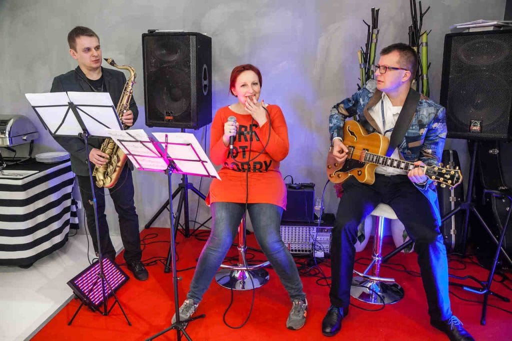 Obchodzone w 2016 r. 30-lecie Mebli Wójcik na zawsze zapadło w pamięć wszystkich, którzy podczas targów odwiedzili stoisko firmy. Do swoich umiejętności wokalnych i instrumentalnych starali się przekonać zgromadzonych Urszula Ditrych (BIZNES.meble.pl) i Grzegorz Kalinowski (Libro).