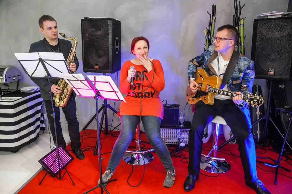 Obchodzone w 2016 r. 30-lecie Mebli Wójcik na zawsze zapadło w pamięć wszystkich, którzy podczas targów odwiedzili stoisko firmy. Do swoich umiejętności wokalnych i instrumentalnych starali się przekonać zgromadzonych Urszula Ditrych (BIZNES.meble.pl) i Grzegorz Kalinowski (Libro).