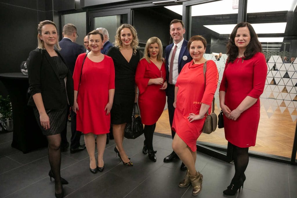 Na imprezę, na której w 2019 r. świętowaliśmy setne wydanie BIZNES.meble.pl, żeńska część zespołu (z jednym wyjątkiem) założyła czerwone sukienki. Jak zapewniała większość, nie był to żaden spisek.