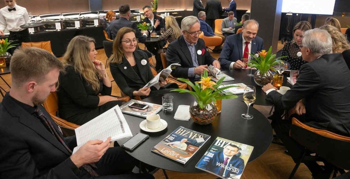 Wieczorna impreza z okazji setnego wydania BIZNES.meble.pl zgromadziła wielu znamienitych gości. Wśród upominków, które otrzymali były m.in. spersonalizowane egzemplarze jubileuszowego wydania naszego miesięcznika.