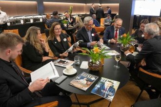 Wieczorna impreza z okazji setnego wydania BIZNES.meble.pl zgromadziła wielu znamienitych gości. Wśród upominków, które otrzymali były m.in. spersonalizowane egzemplarze jubileuszowego wydania naszego miesięcznika.