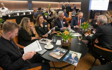 Wieczorna impreza z okazji setnego wydania BIZNES.meble.pl zgromadziła wielu znamienitych gości. Wśród upominków, które otrzymali były m.in. spersonalizowane egzemplarze jubileuszowego wydania naszego miesięcznika.