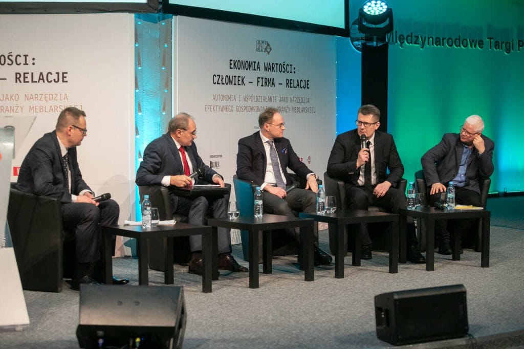 Uczestnicy debaty, która w 2019 r. towarzyszyła naszemu jubileuszowi, którym było setne wydanie BIZNES.meble.pl. Od lewej: Marek Hryniewicki (BIZNES.meble.pl), Mirosław Wolski (Schattdecor), Maciej Karnicki (Swiss Krono), Marcin Barański (VOX) i prof. Jerzy Hausner.