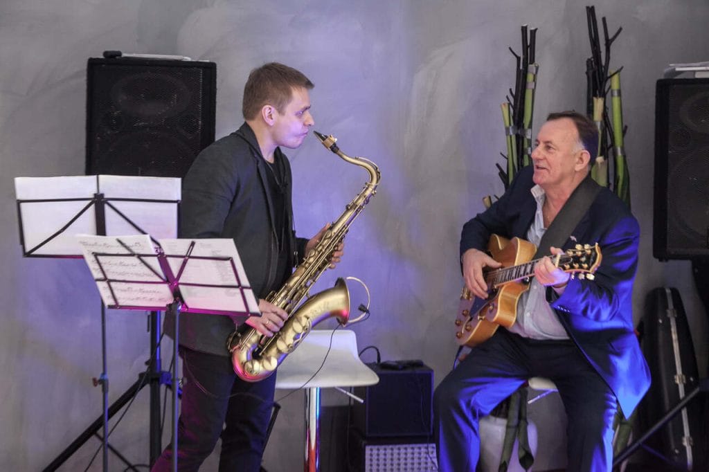 To była chyba największa sensacja targów MEBLE POLSKA 2016, gdy 30-lecie działalności obchodziły Meble Wójcik. Z zaimprowizowanym koncertem wystąpił wtedy Leszek Wójcik, założyciel firmy.