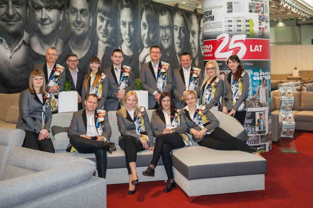 Ekipa Libro na targach w 2015 r. Trzeba przyznać, że szyte co roku specjalnie na targi stroje prezentują się równie imponująco jak produkowane przez firmę meble tapicerowane.
