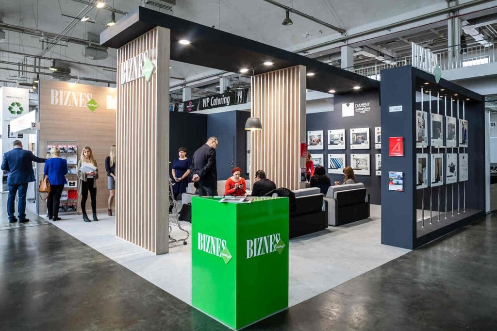 Rok 2016 to targowy debiut BIZNES.meble.pl (wcześniej wystawialiśmy się wspólnie z meble.pl). Debiut – dodajmy – zakończony sukcesem, bowiem nasze stoisko otrzymało nagrodę Acanthus Aureus.