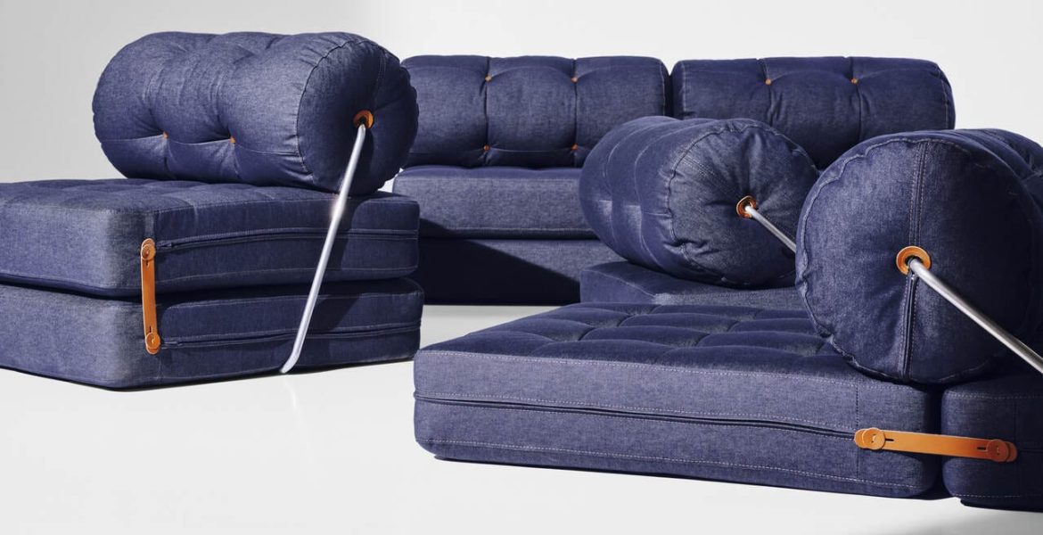 Widoczny na pierwszym planie fotel rozkładany VÅRKUMLA w dżinsowym pokryciu po raz pierwszy ujrzał światło dzienne w katalogu IKEA na rok 1973. Wówczas nosił nazwę TAJT. Idealny do siedzenia, relaksu i leżenia. Kolejna ikona IKEA, która zyskała nowe życie w kolekcji Nytillverkad. Fot. Biuro prasowe IKEA.