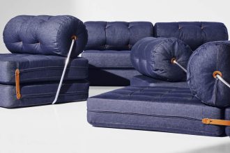 Widoczny na pierwszym planie fotel rozkładany VÅRKUMLA w dżinsowym pokryciu po raz pierwszy ujrzał światło dzienne w katalogu IKEA na rok 1973. Wówczas nosił nazwę TAJT. Idealny do siedzenia, relaksu i leżenia. Kolejna ikona IKEA, która zyskała nowe życie w kolekcji Nytillverkad. Fot. Biuro prasowe IKEA.