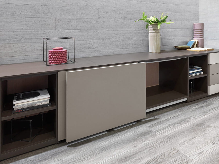 Systemy przesuwne Salice: System S20 w kolorze szarym na szafce pod TV firmy Salice, przedstawiciel AMI Polska - miesięcznik i portal informacyjny branży meblarskiej biznes.meble.pl