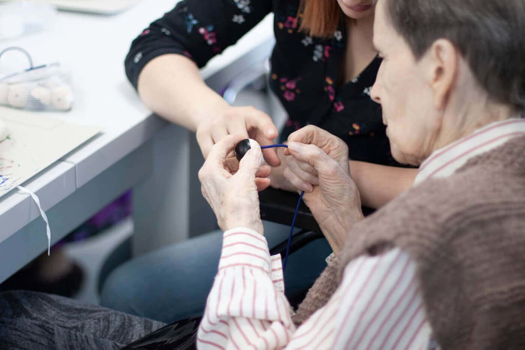 „Therapy Set” Joanny Krokosz to zestaw pomocy terapeutycznych przeznaczonych dla osób starszych, w szczególności mieszkańców Domów Pomocy Społecznej.