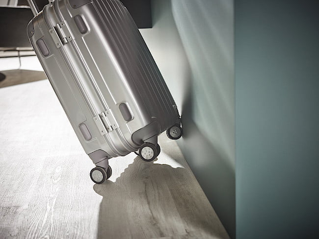 Srebrna walizka na podłodze