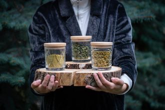 Kryształowe pojemniki, producent: Huta Szkła Julia, projektant: Elżbieta Trzewiczek--Pietkiewicz. Wyróżniony "must have" 2020