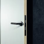 Akcent na detale. Laminat barwiony w masie w efektowny sposób podkreśla krawędź drzwi. Na zdjęciu W1001 ST9 Biały premium solid EGGER. Zdjęcie: © EGGER