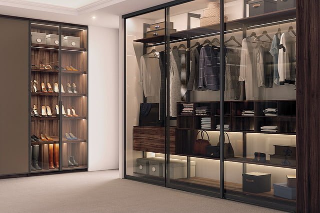 Garderoba typu walk-in.