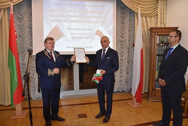 Podczas ceremonii Ambasador Republiki Białoruś Władimir Czuszew wręczył Konsulowi Honorowemu Janowi Szynace Flagę Narodową Republiki Białoruś, listy komisyjne i pieczątkę konsularną. Fot. Szynaka Meble.