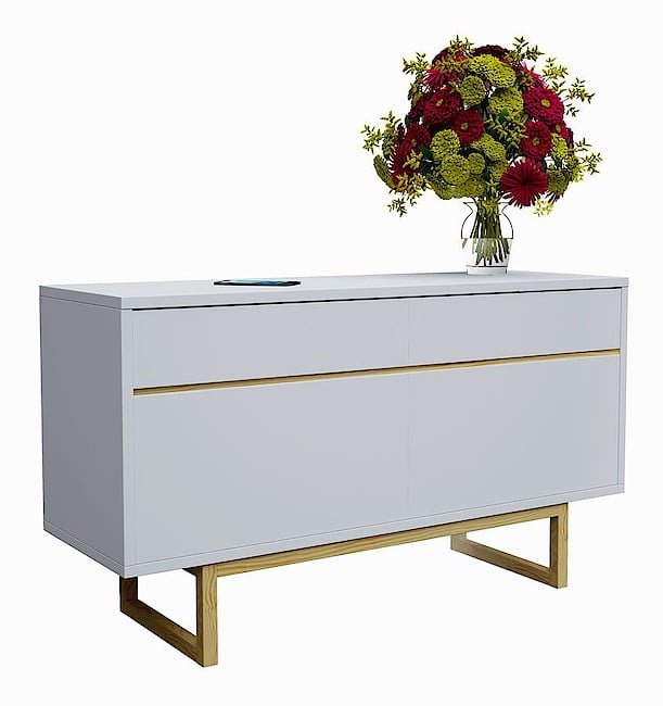 Biała komoda z bukietem kwiatów