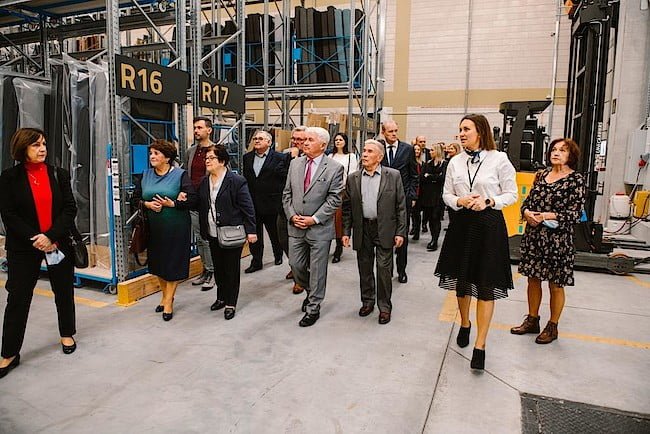 Po uroczystym przecięciu wstęgi zaproszeni goście mieli okazję zwiedzić nową fabrykę  Bovelli Bedding.