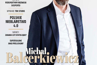 Okładka miesięcznika "biznes-meble.pl" - wydanie październik 2021. Na okładce: Michał Balcerkiewicz, prezes Zarządu Fabryki Mebli Balma.