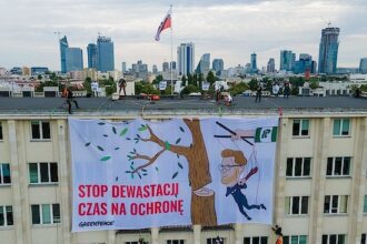 Ponad 3 godziny trwał protest aktywistów i aktywistek Greenpeace na dachu Ministerstwa Środowiska 3 sierpnia 2020 r.