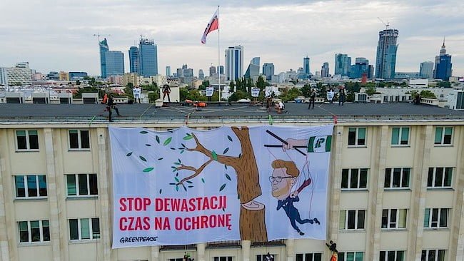 Ponad 3 godziny trwał protest aktywistów i aktywistek Greenpeace na dachu Ministerstwa Środowiska 3 sierpnia 2020 r.