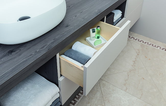 W miejscach, w których konieczne jest utrzymanie szczególnej czystości, takich jak np. łazienki, higiena staje się priorytetem. Łatwość czyszczenia powierzchni o właściwościach antybakteryjnych produktów EGGER daje poczucie komfortu. Zdjęcie: © EGGER