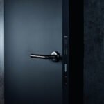 Aksamitna w dotyku i supermatowa, lakierowana powierzchnia PerfectSense Topmatt (PT). Na zdjęciu: U999 PT Czarny EGGER. Zdjęcie: © EGGER