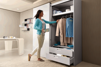 AMIX - Pani sięgająca do szafy po ubrania - miesięcznik i portal informacyjny branży meblarskiej biznes.meble.pl