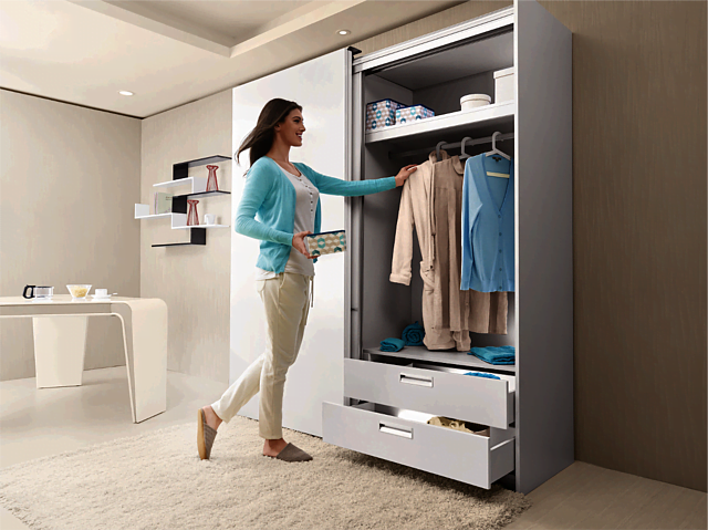 AMIX - Pani sięgająca do szafy po ubrania - miesięcznik i portal informacyjny branży meblarskiej biznes.meble.pl