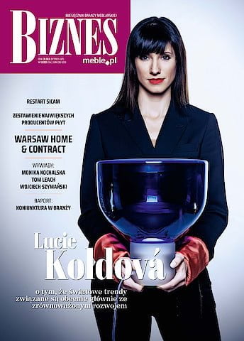 Okładka miesięcznika BIZNES.meble.pl - wydanie grudzień 2022. Na okładce Lucie Koldová, projektantka. Fot. David Neff/MAFRA.
