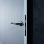 Struktura ST19 Deepskin Excellent sprawia, że białe drzwi w optyce drewna wyglądają wyjątkowo naturalnie. Na zdjęciu: W1000 ST19 Biały premium EGGER. Zdjęcie: © EGGER