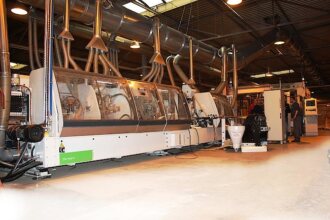 Kompletna linia Stream do okleinowania płyt meblowych, wyposażona w automatyczne systemy podawania i odbioru Winner marki Biesse. Fot. Teknika.