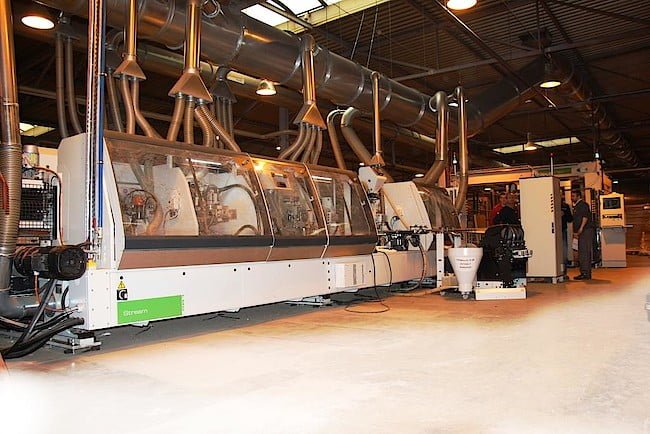 Kompletna linia Stream do okleinowania płyt meblowych, wyposażona w automatyczne systemy podawania i odbioru Winner marki Biesse. Fot. Teknika.