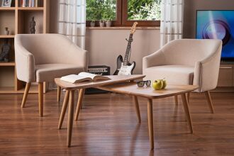 W niewielkich mieszkaniach salon pełni wiele funkcji.